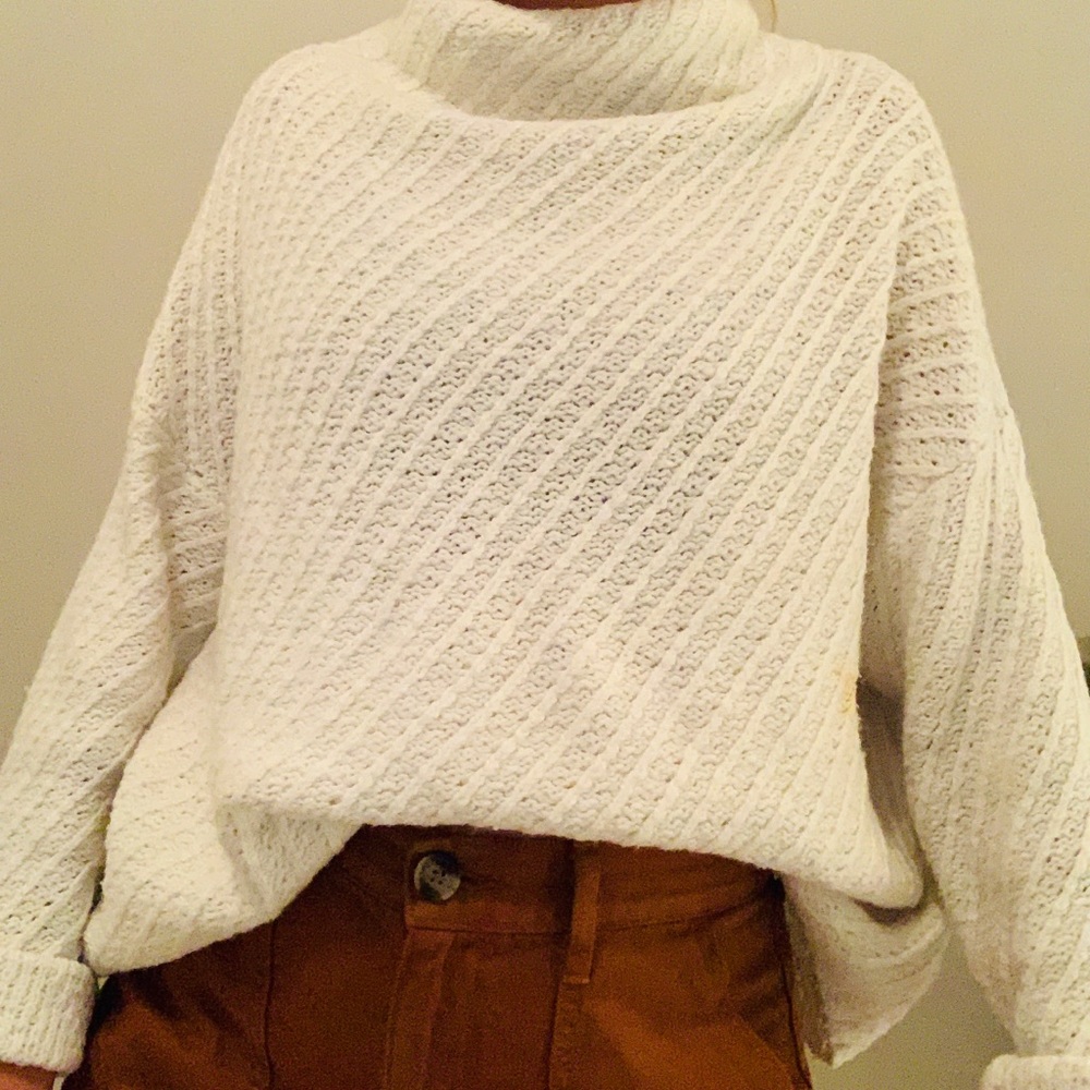 White sweater - Picture 1 of 4